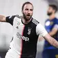 Striker Juventus, Gonzalo Higuain, melakukan selebrasi usai membobol gawang Lecce pada laga Serie A di Stadion Allianz, Jumat (26/6/2020). Juventus menang 4-0 atas Lecce. (AP/Fabio Ferrari)