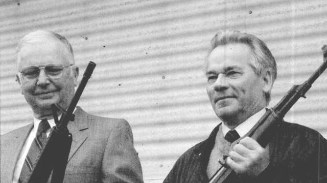 Pertemuan Eugene Stoner dan Mikhail Kalashnikov, penemu M16 dan AK-47, pada 16 Mei 1990 (Public Domain)