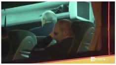 Video Andres Iniesta menangis di dalam bus skuat Barcelona usai dikalahkan Atletico Madrid di perempat final Liga Champions, Kamis (14/4/2016) dini hari WIB.