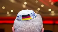 Kipah, tutup kepala tradisional Yahudi. Kipah pada gambar berhiaskan logo Bintang David dan Bendera Jerman (AFP PHOTO)