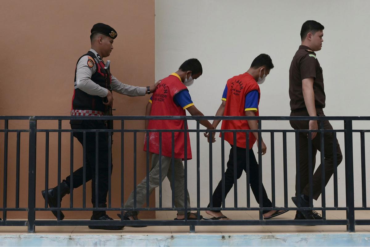 FOTO: Terbukti Lakukan Hubungan Sesama Jenis, Dua Pria di Banda Aceh Divonis 80 Kali Cambuk
