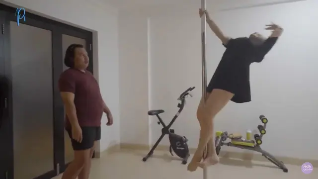 Momen Seru Prilly Latuconsina Ajari Keanu Pole Dance. (Sumber: Youtube/Prilly Latuconsina)