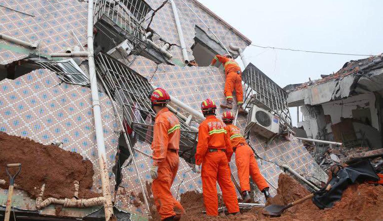 Tim SAR mencari korban yang selamat setelah longsor di sebuah kawasan industri di Shenzhen, China selatan, Minggu (20/12). Sekitar 900 orang diungsikan dan empat orang diselamatkan dengan cedera ringan, kata pemerintah setempat. (CHINA OUT AFP PHOTO)