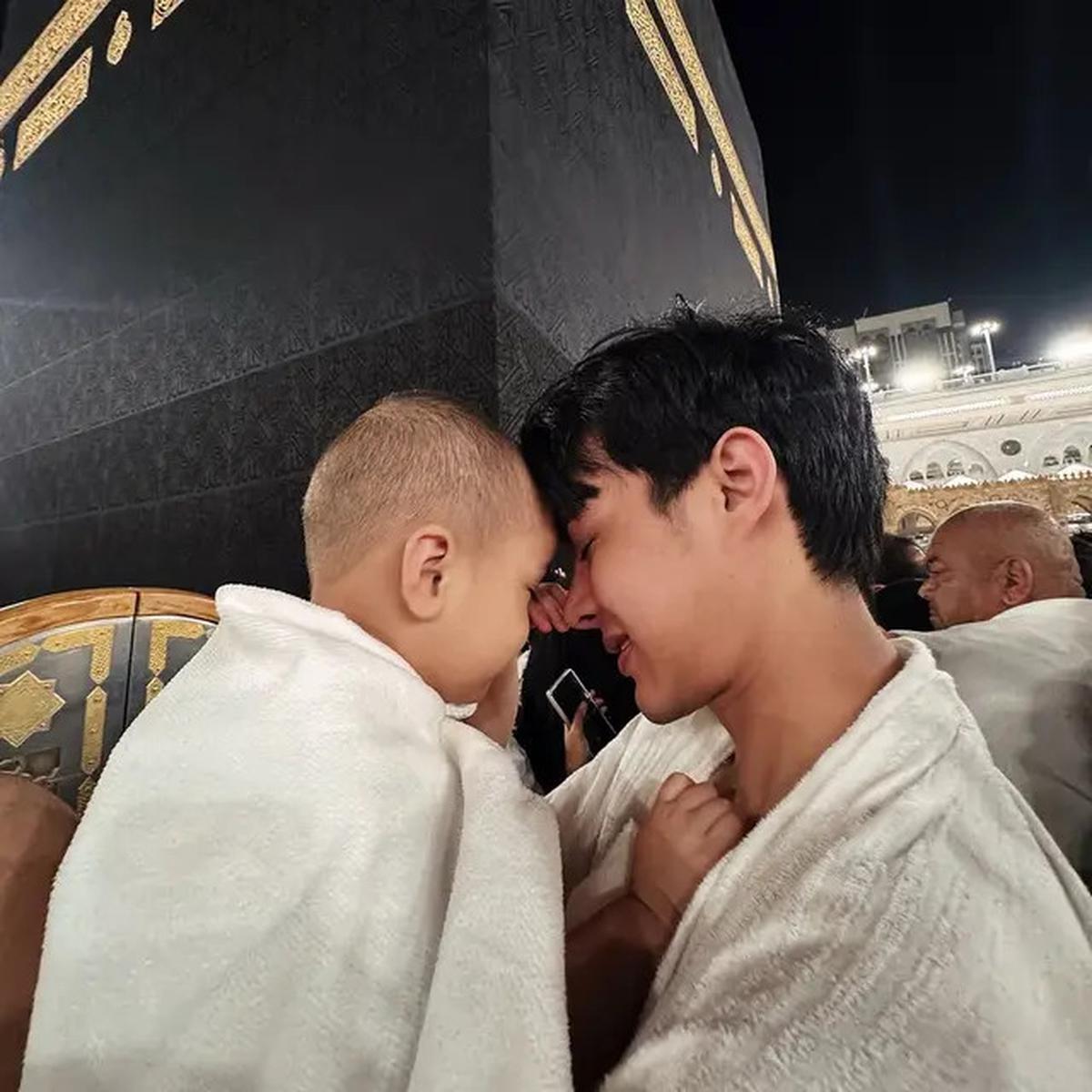 7 Momen Kaba Anak Rey Mbayang Cium Ka'bah, Digendong Petugas