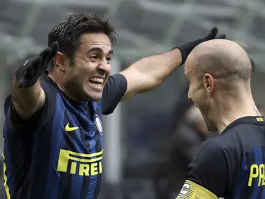 Pemain Inter Milan, Eder (kiri) merayakan golnya ke gawang Empoli bersama rekan-rekannya pada lanjutan Serie A Italia di  Giuseppe Meazza stadium, Milan, (12/2/2017).  Inter Milan menang 2-0.  (AP/Luca Bruno)