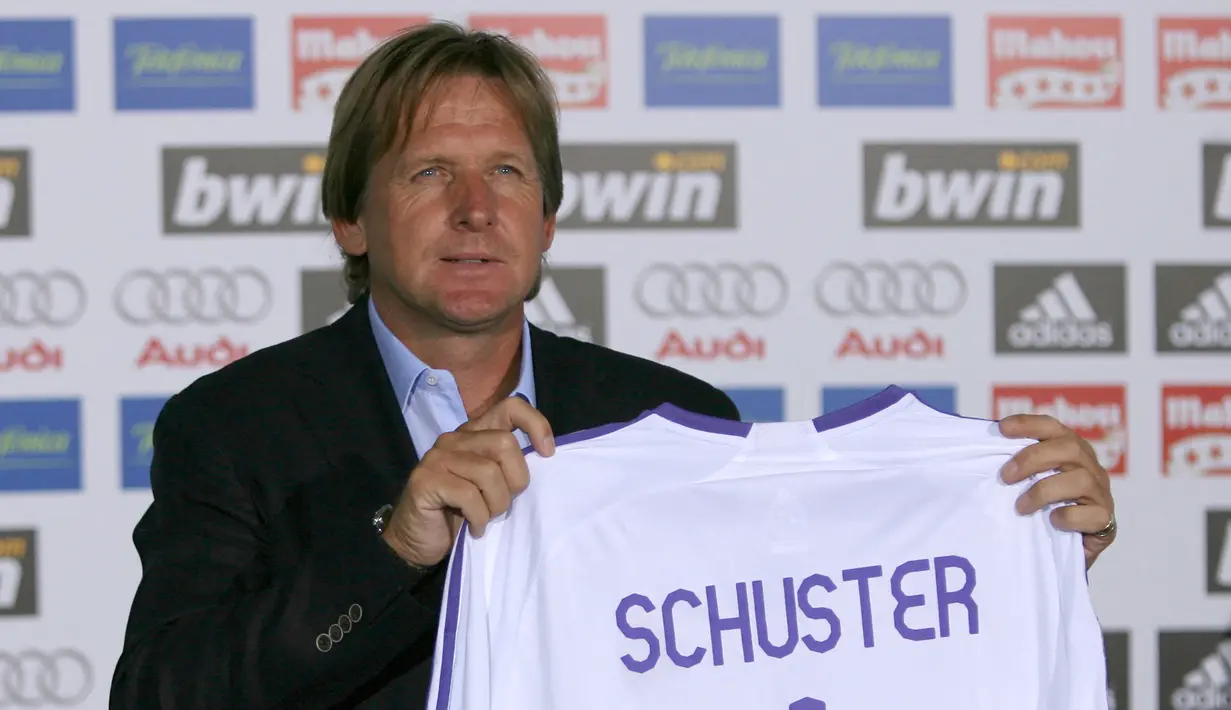 Bernd Schuster. Gelandang serang yang kini berusia 62 tahun dan telah pensiun pada Agustus 1997 bersama UNAM Pumas ini pernah memperkuat Real Madrid selama 2 musim pada 1988/1989 dan 1989/1990 usai didatangkan dari Barcelona pada awal musim 1988/1989 dengan status bebas transfer. Ia total tampil dalam 80 laga di semua ajang dengan torehan 13 gol dan mampu mempersembahkan 2 gelar Liga Spanyol, 1 Copa del Rey dan 1 Supercopa Spanyol. Sebagai pelatih, ia juga pernah membesut Los Blancos selama 1,5 musim pada 2007/2008 dan 2008/2009 dan mampu meraih 1 gelar Liga Spanyol dan 1 Supercopa Spanyol. (AFP/Pierre-Philippe Marcou)