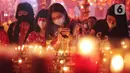Warga keturunan Tionghoa bersembahyang menyambut tahun baru imlek 2574 di Wihara Boen San Bio, Kota Tangerang, Banten, Sabtu (21/1/2023). Sembahyang malam pergantian tahun baru Imlek itu sebagai ungkapan syukur atas segala rezeki dan keselamatan dari Tuhan serta untuk pengharapan kehidupan lebih baik di tahun Kelinci Air mendatang. (Liputan6.com/Angga Yuniar)
