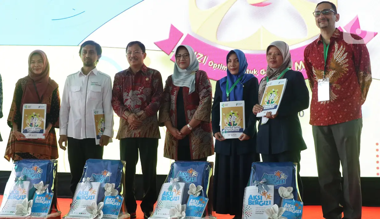 Menteri Kesehatan, Terawan Agus Putranto (ketiga kiri) usai menyerahkan buku edukasi Remaja Sehat Penuh Gizi kepada  perwakilan instansi pemerintah dan guru saat peringatan Hari Gizi Nasional ke-60 di halaman Gedung Kementerian Kesehatan, Jakarta, Selasa (28/1/2020). (Liputan6.com/Angga Yuniar)