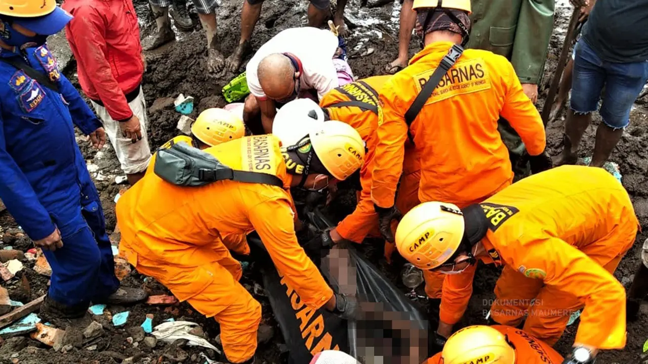 Tim SAR gabungan, berhasil mengevakuasi korban meninggal dunia akibat banjir bandang di pulau Adonara, Flores Timur,NTT. (Liputan6.com/Dionisius Wilibardus)