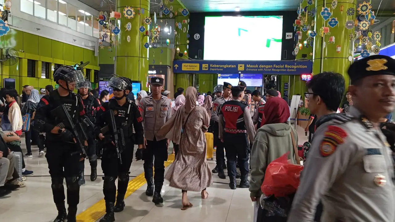 Polres Metro Jakarta Pusat telah menyebar puluhan personelnya di Stasiun Gambir dan Pasar Senen. Langkah ini untuk memberikan rasa aman kepada para pemudik pada saat arus balik lebaran 2024. (Merdeka.com/Bachtiarudin Alam)
