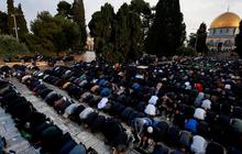 FOTO: Bikin Merinding, Puluhan Ribu Orang Bersujud Rayakan Idulfitri dengan Syahdu di Depan Masjid Al-Aqsa