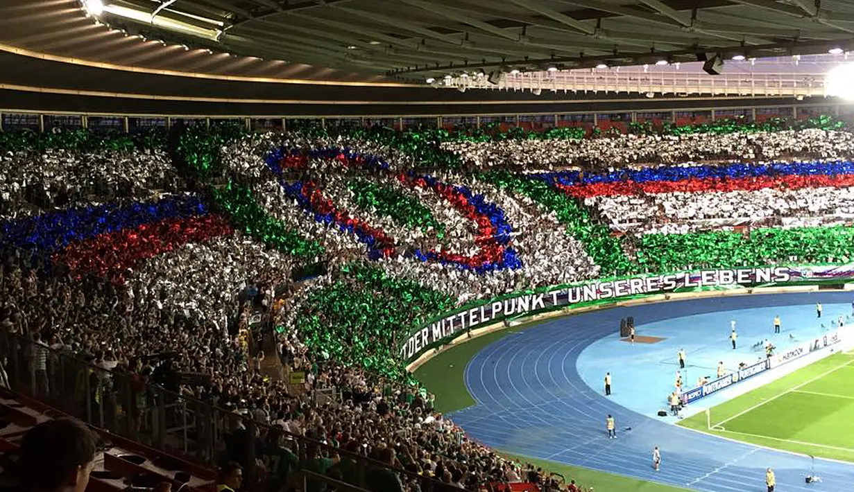 Fans Rapid membentuk koreo bergambar logo dan warna kebanggaan timnya pada laga menjamu Villarreal CF di laga perdana babak fase grup Liga Europa di Stadion Ernst Happel, Wina, Austria, Kamis (18/9/2015) dini hari WIB. (Bola.com/Reza Khomaini)