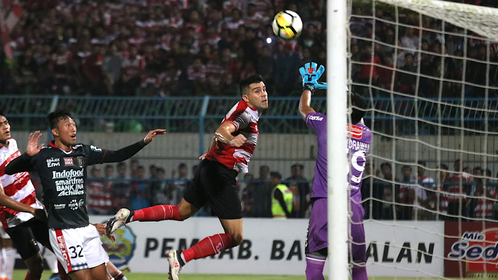Duel Madura United vs Bali United di Stadion Bangkalan, Bangkalan, Minggu (3/6/2018). (Bola.com/Aditya Wany)