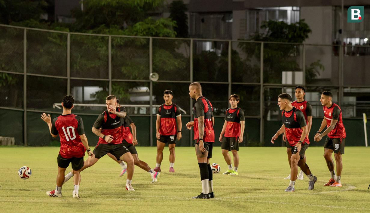 Para pemain Persija berlatih menjelang laga lanjutan BRI Super League 2025/2026 melawan PSM Makassar di lapangan latih Jakarta International Stadium, Jakarta, Kamis (19/02/2026). (Bola.com/Nur Iman Ali)