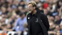 Teriakan pelatih Liverpool, Jurgen Klopp  memberikan instruksi kepada anak asuhnya saat melawan Newcastle pada lanjutan Premier League di St James Park, Newcastle, (1/10/2017). Liverpool bermain imbang 1-1. (Owen Humphreys/PA via AP)