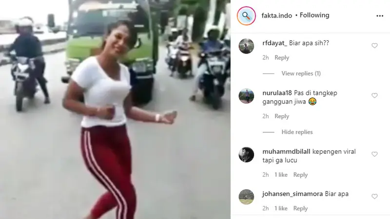 Dalam video yang dibagikan akun Instagram @fakta.indo, terlihat beberapa kendaraan harus berhenti karena aksi tersebut.