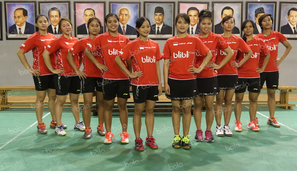 Gaya anggota tim Uber Indonesia dalam sesi foto saat acara pelepasan tim Thomas-Uber Indonesia di Pelatnas Bulutangkis PBSI, Cipayung, Jakarta, (9/5/2016). (Bola.com/Arief Bagus)