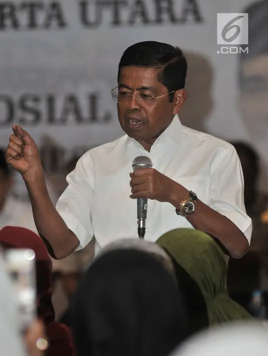Mensos Idrus Marham menyapa warga saat bertemu dengan penerima Program Keluarga Harapan (PKH) di GOR Sunter, Jakarta, Rabu (11/7). Idrus didampingi oleh pejabat Dinas Sosial Pemkot Jakarta Utara dan BNI. (Merdeka.com/Iqbal Nugroho)