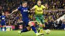 Bek Tottenham Hotspur, Toby Alderweireld, berebut bola dengan striker Norwich City, Teemu Pukki, pada laga Premier League 2019 di Stadion Carrow Road, Sabtu (28/12). Kedua tim bermain imbang 2-2. (AP/Joe Giddens)