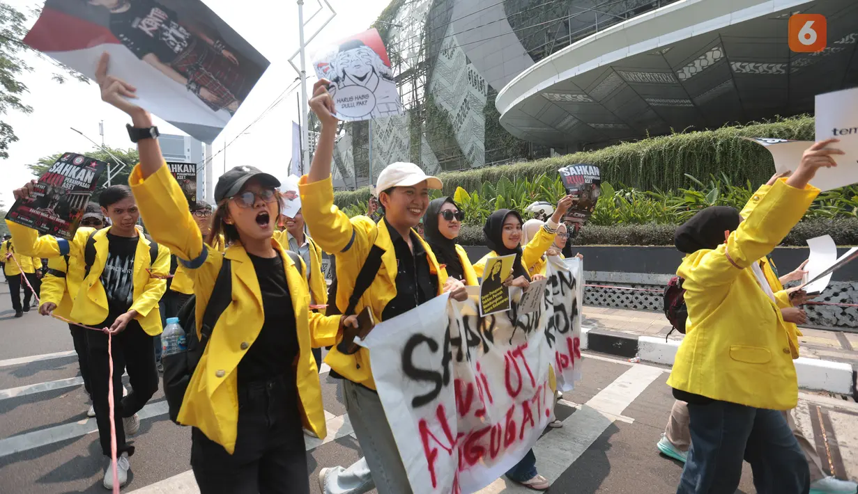 Sejumlah massa mahasiswa bergerak menuju gedung DPR untuk menyampaikan aspirasi di Jakarta, Kamis (27/8/2026). (KLY/Budy Santoso)