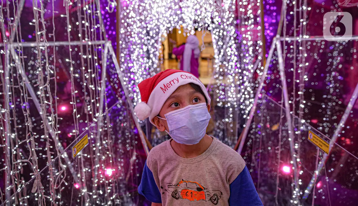 Seorang anak berada di dalam dekorasi perayaan Natal bertema "A Shining Shimmering Christmas" di Mal Grand Indonesia, Jakarta, Senin (13/12/2021). Dalam rangka menyambut Natal dan Tahun Baru, pusat perbelanjaan tersebut mempersembahkan “A Shining Shimmering Christmas”. (Liputan6.com/Faizal Fanani)