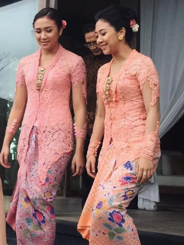 Potret Sherina Munaf Kondangan Pakai Kebaya (sumber: instagram/sherinasinna)