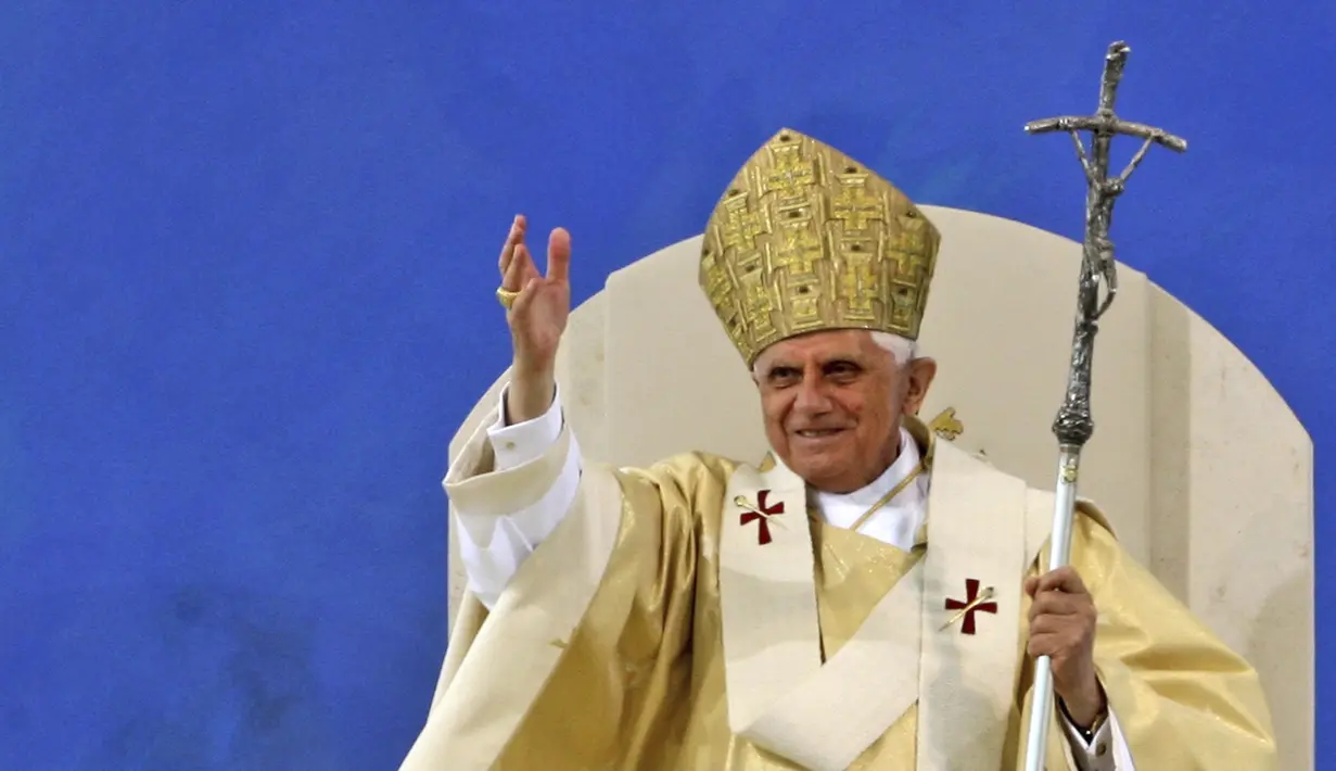Paus Benediktus XVI melambai kepada para peziarah pada akhir Misa kepausan di lapangan Islinger di Regensburg, Jerman selatan, pada 12 September 2006. Meskipun Paus Benediktus telah sakit selama beberapa waktu, Tahta Suci mengatakan kondisinya semakin memburuk karena usia lanjut. (AP Photo/Markus Schreiber, File)