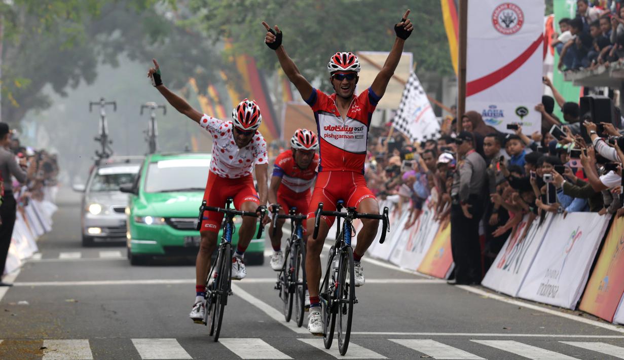 Ekspresi pebalap Pishgaman Giant Team Iran, Hossein Askari saat finis pertama Etape 6 Tour de Singkarak 2015 antara Bukittinggi-Batusangkar, Kamis (8/10/2015). (Bola.com/Arief Bagus)