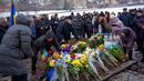 Kerabat menempatkan bunga pada makam Yevhen Zapotichnyi, seorang prajurit militer Ukraina yang terbunuh di timur negara itu, saat pemakamannya di Lviv, Ukraina, 7 Februari 2023. Memasuki hari ke-350 invasi Rusia ke Ukraina, korban jiwa terus berjatuhan di antara kedua belah pihak yang berseteru. (AP Photo/Emilio Morenatti)