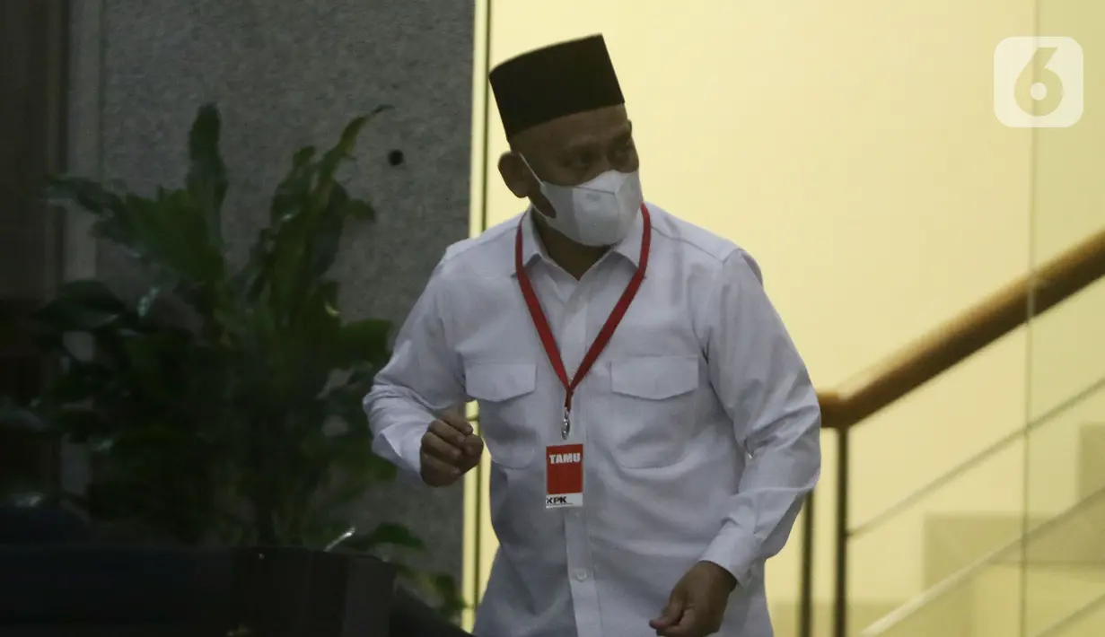 Bupati Hulu Sungai Utara (HSU) Kalimantan Selatan, Abdul Wahid usai diperiksa penyidik di Gedung Merah Putih KPK, Jakarta, Jumat (1/10/2021). Abdul Wahid diperiksa sebagai saksi terkait dugaan suap pengadaan barang dan jasa di Kabupaten Hulu Sungai Utara, Kalsel. (Liputan6.com/Helmi Fithriansyah)