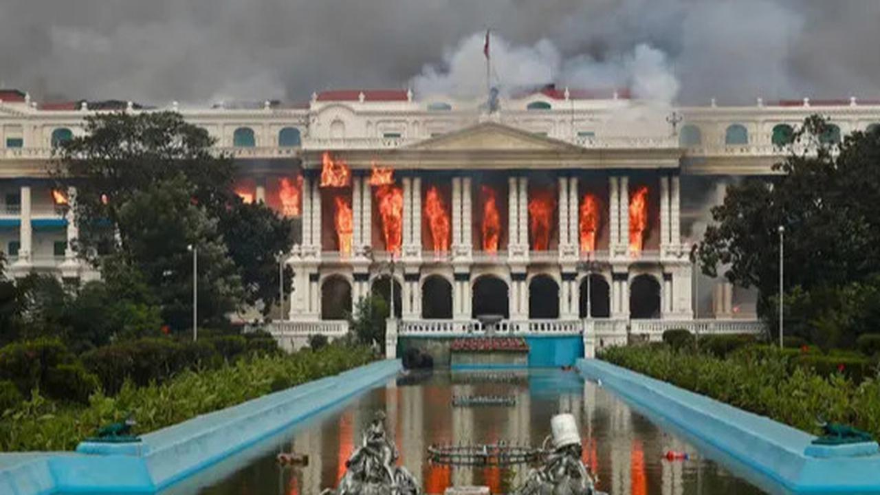 VIDEO: Nepal Membara :Kantor Pemerintah & Rumah Pejabat Dibakar, Pendemo Berpesta di Jalan