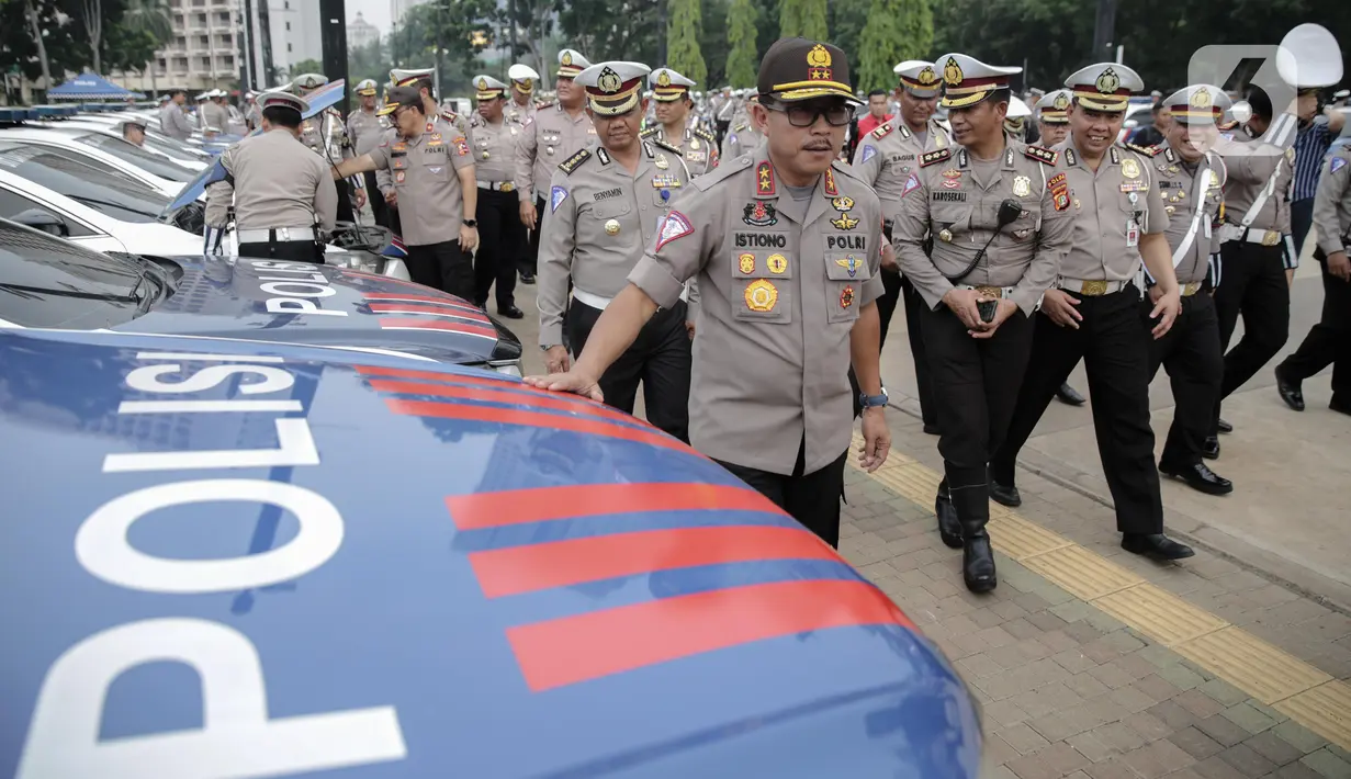 Kakorlantas Polri Irjen Istiono mengecek fasilitas kendaraan pengamanan perayaan Natal 2019 dan Tahun Baru 2020 di Parkir Timur GBK, Jakarta, Senin (25/11/2019). Kendaraan yang dicek meliputi motor patwal, mobil patroli dan pengawasan jalan hingga angkutan derek. (Liputan6.com/Faizal Fanani)