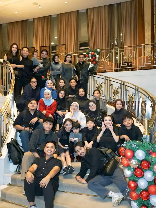 Potret Elegan Keluarga Anang-Ashanty saat Dinner Tahun Baru