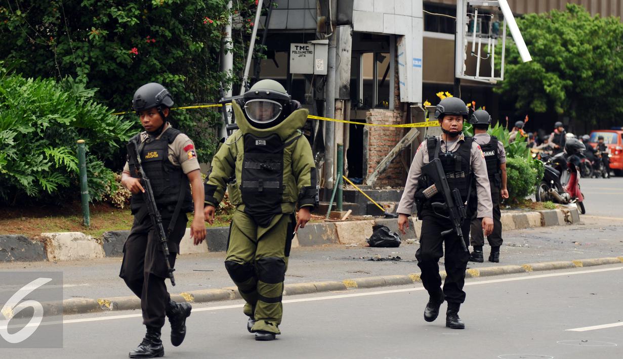 Petugas Gegana Polri meninggalkan pos polisi di perempatan Sarinah Jl MH Thamrin usai melakukan penyisiran, Jakarta, Kamis (14/1/2016). Pasca ledakan, aparat Gegana langsung melokalisir tempat kejadian perkara (TKP). (Liputan6.com/Helmi Fithriansyah)