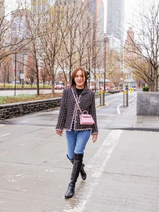 Penampilan Shandy Aulia pun jadi perhatian publik. Tak sedikit dari netizen menyebutnya semakin cantik dan fashionable