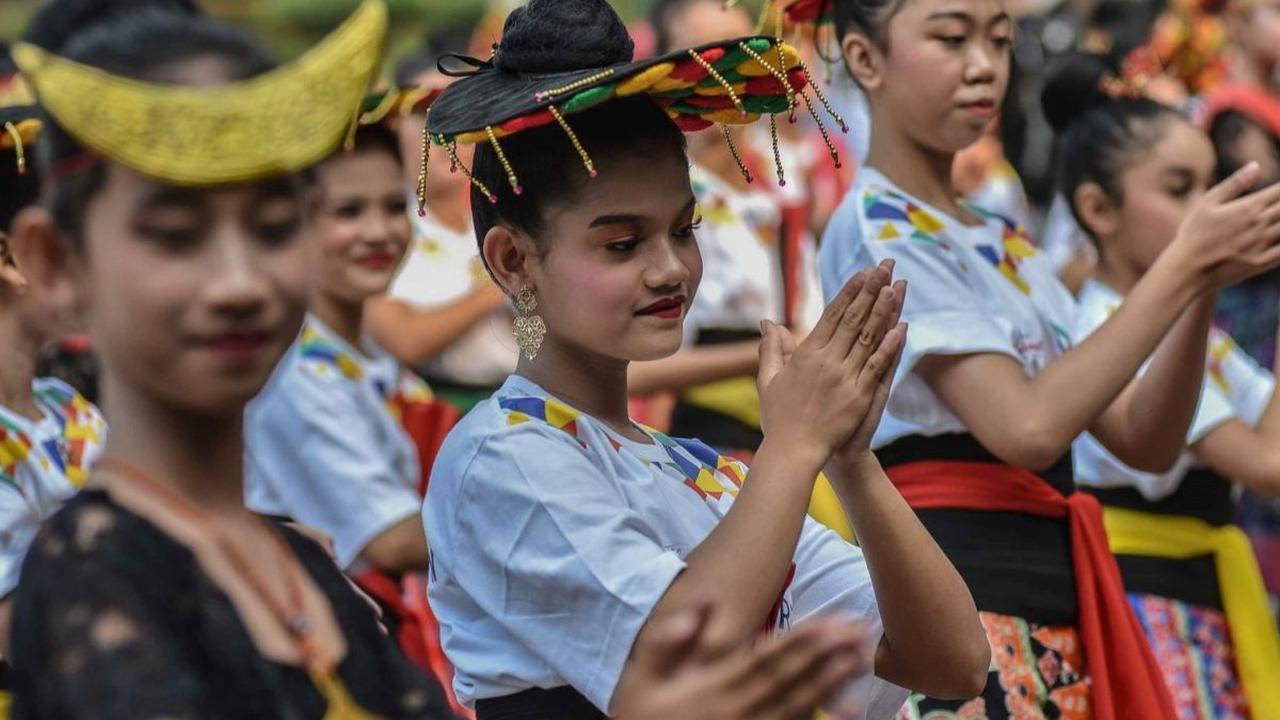 Sejumlah penari dari Yayasan Belantara Budaya Indonesia menampilkan tarian tradisional saat Parade Budaya di kawasan Bundaran HI, Jakarta, Minggu (10/9/2023).