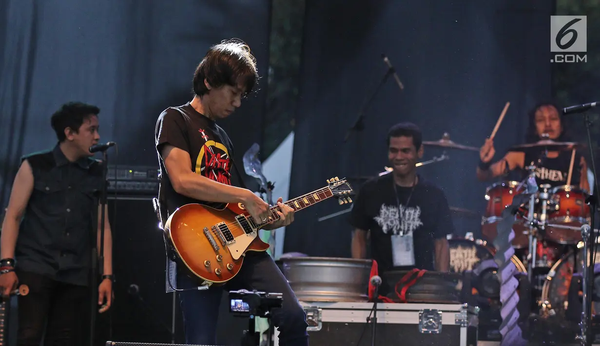 Aksi panggung Eross 'Sheila On 7' saat tampil menghibur penonton di JogjaRockarta International Music Festival 2017 di Stadion Kridosono, Jogjakarta, Jumat (29/9). (Liputan6.com/Herman Zakharia)