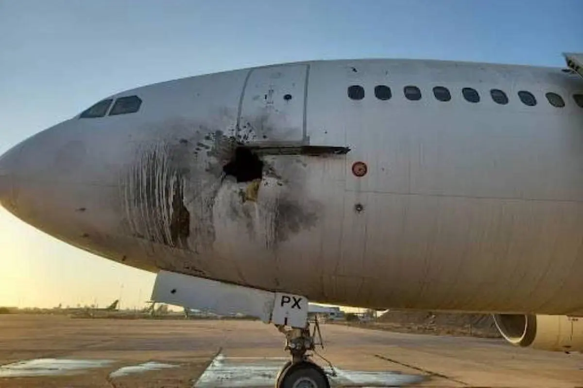 Sebuah bekas pesawat pemerintah yang tidak dapat digunakan diyakini rusak akibat tembakan roket di Bandara Internasional Baghdad. (Dokumentasi Pejabat Keamanan Irak)