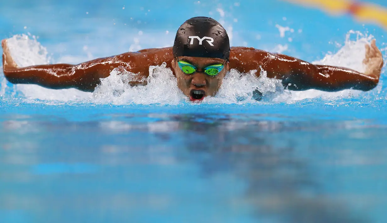 Sidiq Triady perenang Indonesia berlaga di nomor gaya kupu-kupu pada Islamic Solidarity Games di Baku, Azerbaijan pada Minggu (13/5/2017). (AFP/Benjamin Cremel)