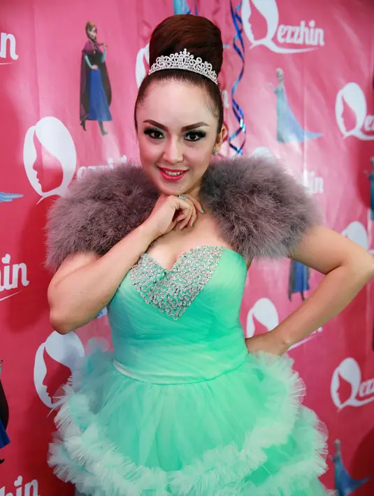 Regina pun seolah tak kapok untuk melakukan nikah siri, seperti yang dilakukannya dengan Farhat Abbas. Ia beralasan jika menikah secara resmi memerlukan waktu dan proses panjang.  (Deki Prayoga/Bintang.com)