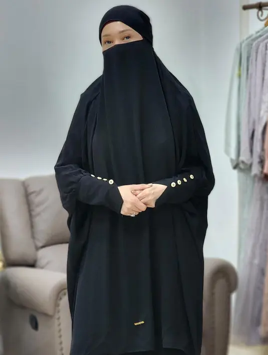 Itu dia penampilan Maia dalam balutan gamis dan hijab. Mana yang paling jadi favoritmu, Sahabat Fimela?  [@maiaestiantyreal]