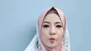 Sejak tiga tahun silam, pemeran dalam film Jomblo Reboot itu memutuskan untuk berhijab. Sebagai muslimah, ia juga terus memperdalam ilmu agama dengan memanggil guru ke rumah. (Instagram/natasharizkynew)