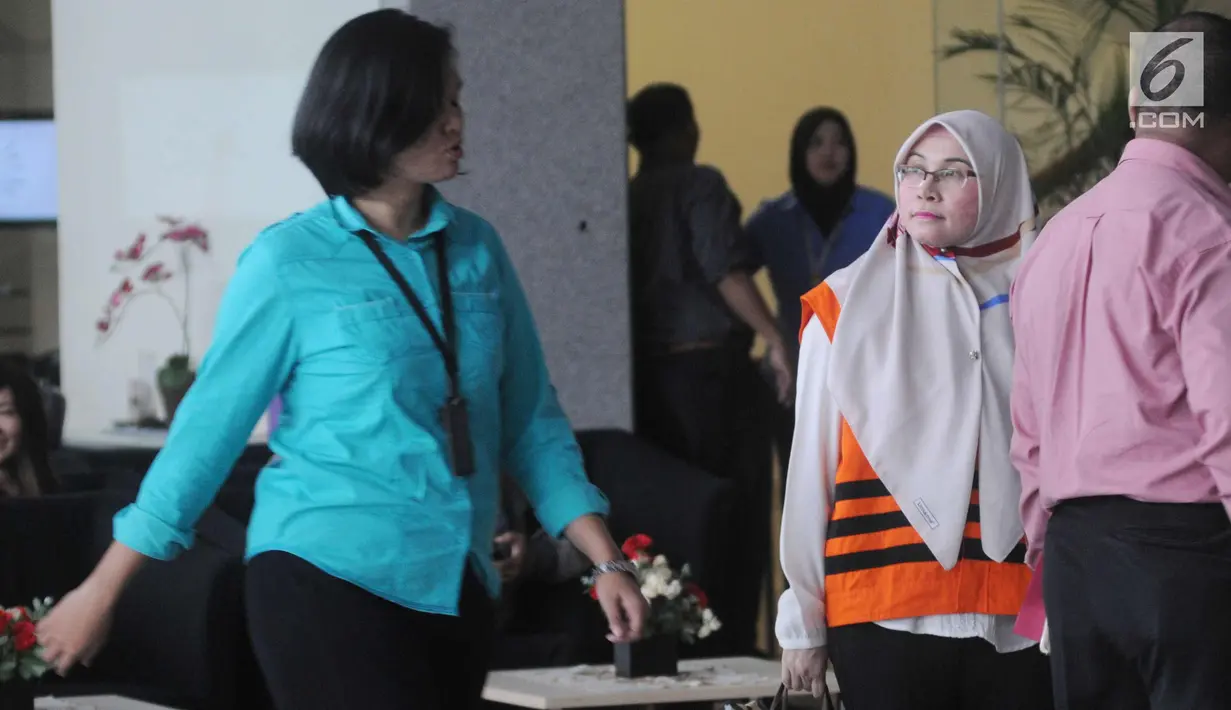Hakim PN Tangerang Wahyu Widya Nurfitri dikawal petugas bersiap menjalani pemeriksaan di KPK, Jakarta, Rabu (18/4). Nurfitri diperiksa terkait suap penangan putusan perkara perdata di PN Tangerang dalam sengketa Tanah. (Merdeka.com/Dwi Narwoko)