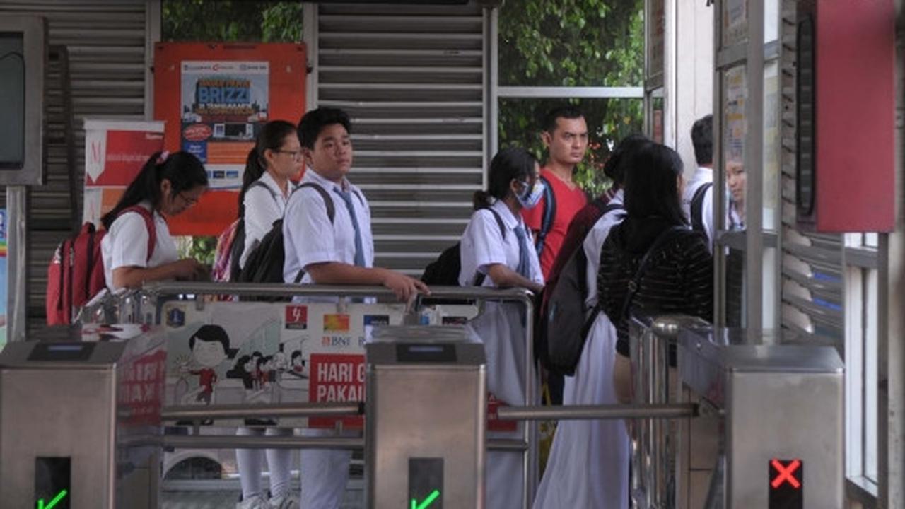 Pelajar pemegang kartu KJP gratis naik Transjakarta