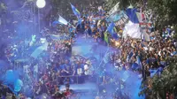Ribuan masyarakat Bandung memadati jalan-jalan yang dilewati oleh konvoi juara Persib Bandung, Minggu (25/5/2025) pagi WIB. (Bola.com/M. Iqbal Ichsan)