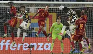 Penyerang Juventus Moise Kean menyundul bola ke arah gawang saat bek AS Roma José ÁNgel Esmorís (69) bertahan dan kiper Mile Svilar (99) menonton pertandingan pekan ke-35 Serie A 2023/2024 di Olimpico, Senin (06/05/2024) dini hari WIB. (Alfredo Falcone/LaPresse via AP)