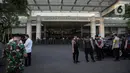 Sejumlah petugas pengamanan KPU dan kepolisian serta TNI berjaga di depan area debat kedua Capres-Cawapres 2024 di Jakarta Convention Center, Jumat (22/12/2023). (Liputan6.com/Faizal Fanani)