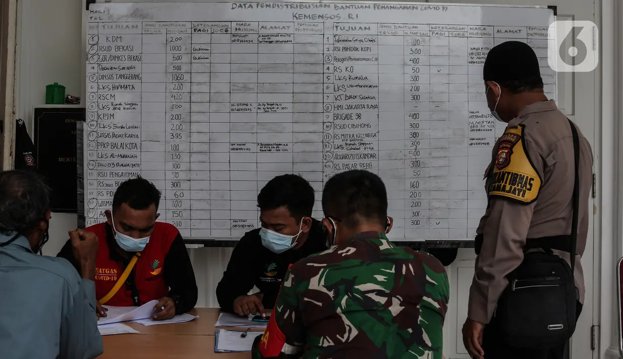 Aktivitas dapur umum Kementerian Sosial di halaman Gedung Konvensi, TMP Kalibata, Jakarta, Kamis (5/8/2021). Sebanyak 16.000 makanan disiapkan untuk tenaga kesehatan, petugas penyekatan PPKM dan petugas TPU serta warga yang sedang isolasi mandiri di wilayah Jabodetabek. (Liputan6.com/JohanTallo)