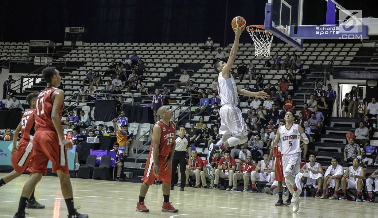 Pebasket putra Indonesia Pamungkas melakukan slam dunk saat melawan Timor Leste dalam kualifikasi 18th Asian Games Invitation Tournament di Jakarta, Kamis (8/2). (Liputan6.com/Faizal Fanani)