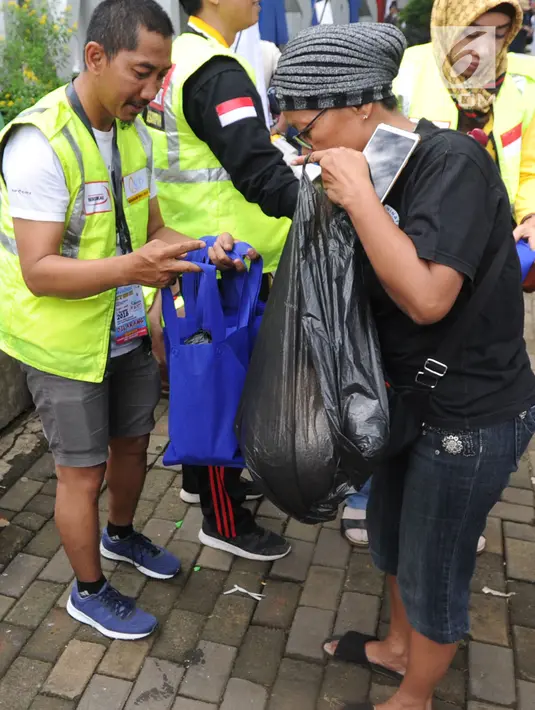 Aktivis lingkungan membagikan kantong belanja nonplastik di Sempur, Bogor, Minggu (25/11). Wali Kota Bogor Bima Arya mengeluarkan Perwali tentang Pengurangan Penggunaan Kantong Plastik di Pusat Perbelanjaan dan Toko Modern. (Merdeka.com/Arie Basuki)